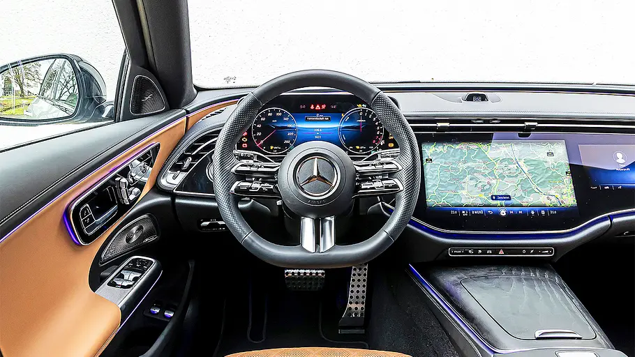 Blick auf die Armaturen im Innenraum des Mercedes E-Klasse T-Modell.