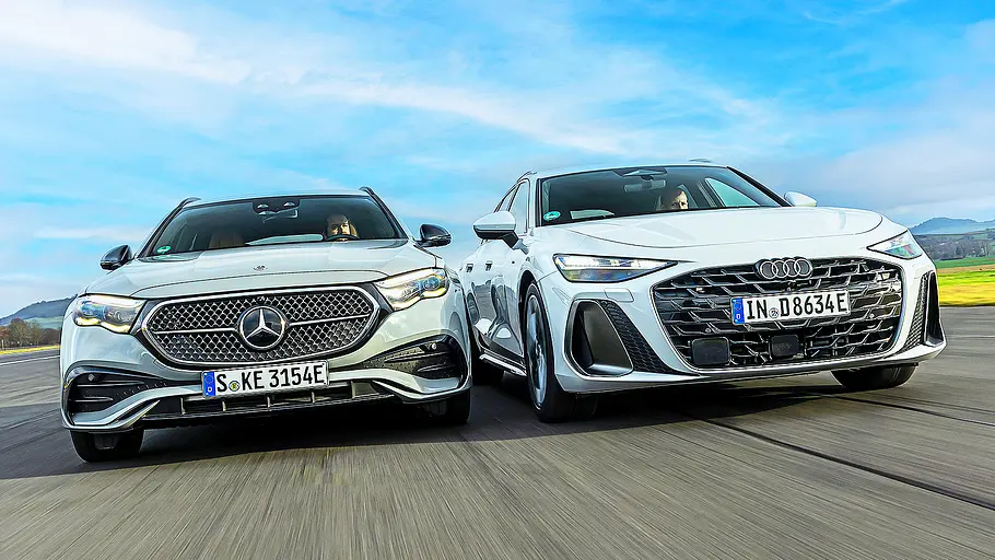 Blick von vorne auf die beiden fahrenden Kombis Mercedes E-Klasse T-Modell und Audi A6 Avant.