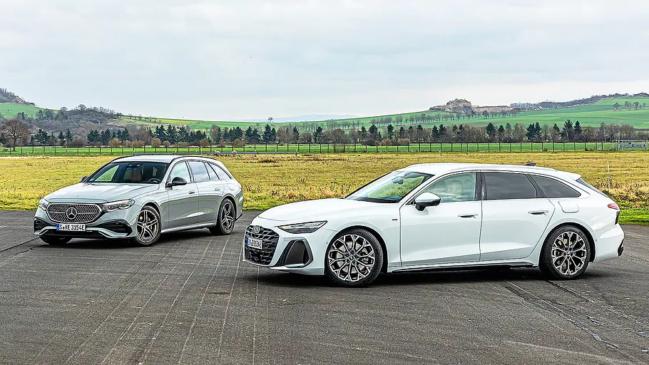 Blick von schräg vorne auf die beiden Kombis Mercedes E-Klasse T-Modell und Audi A6 Avant.