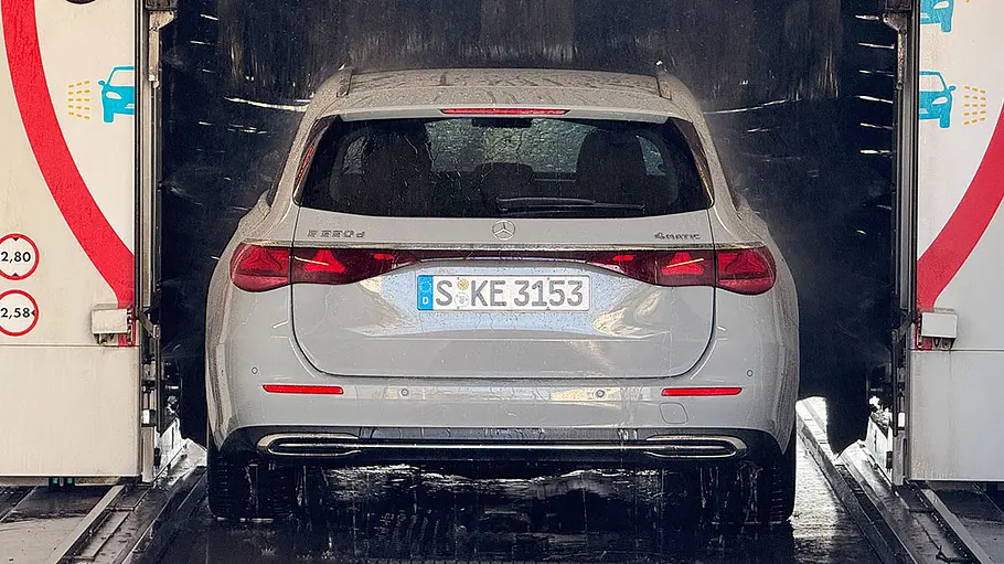 Mercedes E 220 d 4Matic T-Modell Der Mercedes E 220 d 4Matic T-Modell von hinten in einer Waschstraße fotografiert.
