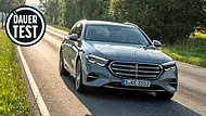 Der Mercedes E 220 d 4Matic T-Modell fahrend von schräg vorne auf einer Landstraße fotografiert. - Foto: Team AUTO ZEITUNG