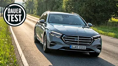 Der Mercedes E 220 d 4Matic T-Modell fahrend von schräg vorne auf einer Landstraße fotografiert. - Foto: Team AUTO ZEITUNG