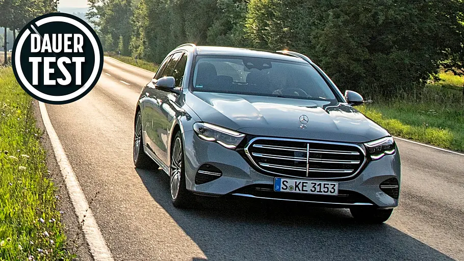 Mercedes E 220 d 4Matic T-Modell Der Mercedes E 220 d 4Matic T-Modell fahrend von schräg vorne auf einer Landstraße fotografiert.