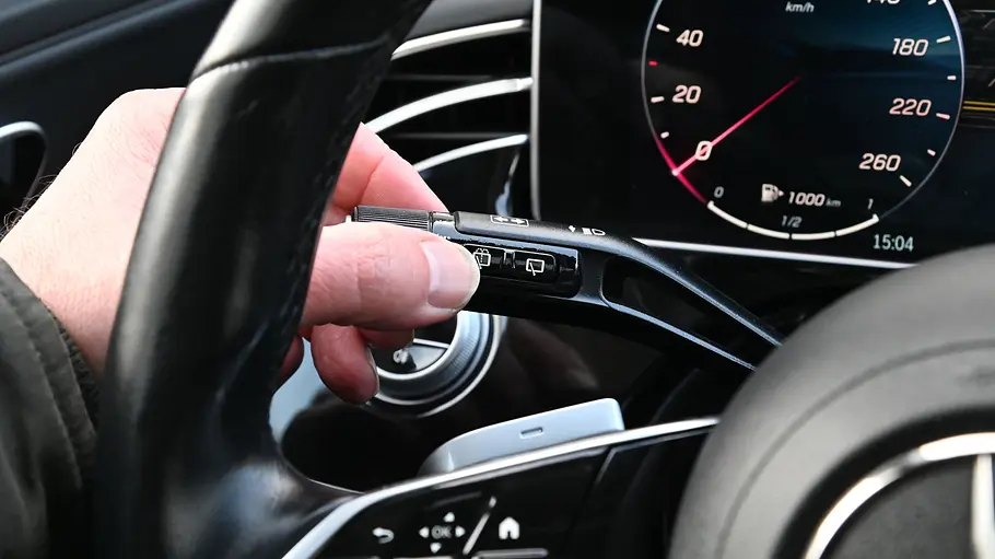Mercedes E 220 d 4Matic T-Modell Das Detailbild zeigt den Blinkerhebel des Mercedes E 220 d 4Matic T-Modells.
