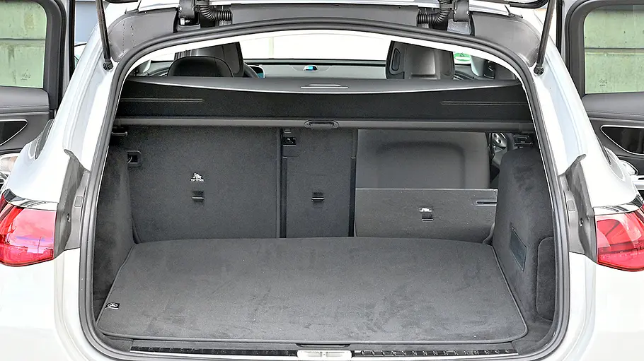 Mercedes E 220 d 4Matic T-Modell Der Kofferraum des Mercedes E 220 d 4Matic T-Modell mit teilweise umgeklappter Rücksitzbank.