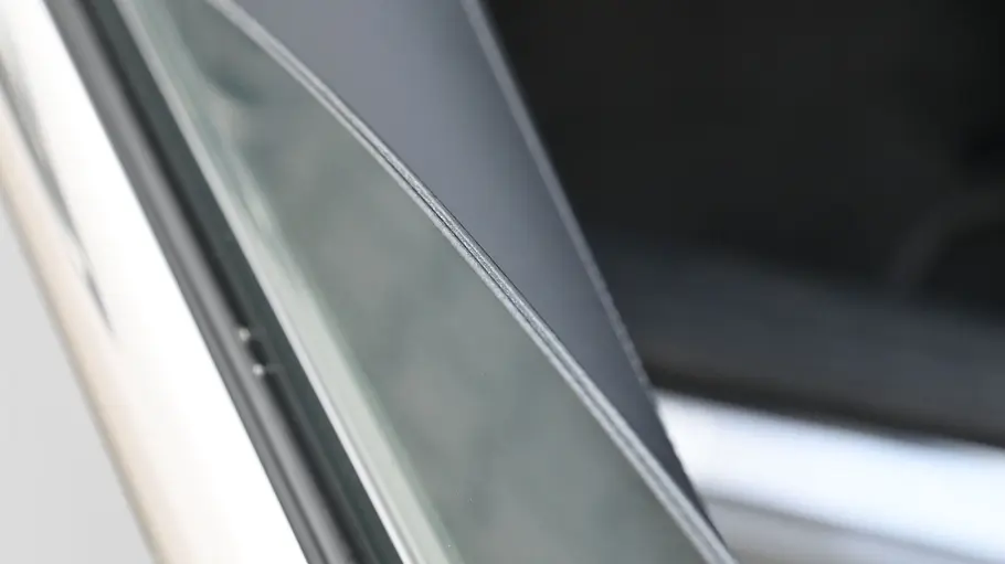 Mercedes E 220 d 4Matic T-Modell Das Detailbild zeigt die Akustikverglasung des Mercedes E 220 d 4Matic T-Modells.