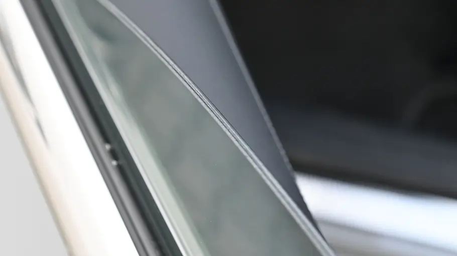 Mercedes E 220 d 4Matic T-Modell Die Akustikverglasung im Mercedes E 220 d 4Matic T-Modells.
