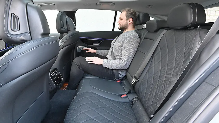 Mercedes E 220 d 4Matic T-Modell Eine Person sitzt im Fond des Mercedes E 220 d 4Matic T-Modell.