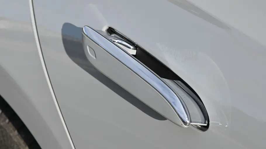 Mercedes E 220 d 4Matic T-Modell Das Detailbild zeigt die ausfahrbaren Türgriffe des Mercedes E 220 d 4Matic T-Modells.