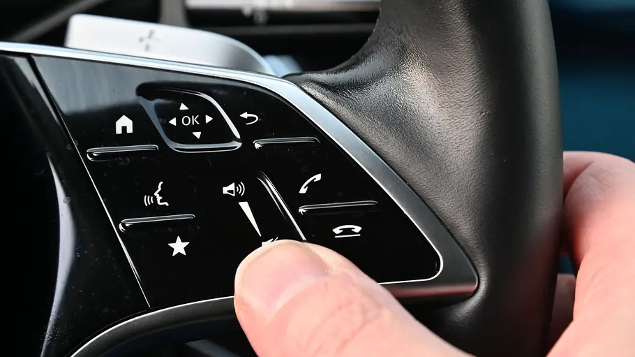 Mercedes E 220 d 4Matic T-Modell Das Detailbild zeigt die Lenkradtasten im Mercedes E 220 d 4Matic T-Modell.