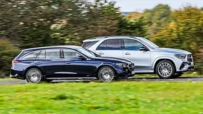Blick von der Seite auf die fahrende Mercedes E-Klasse T-Modell und Mercedes GLC. - Foto: Daniela Loof