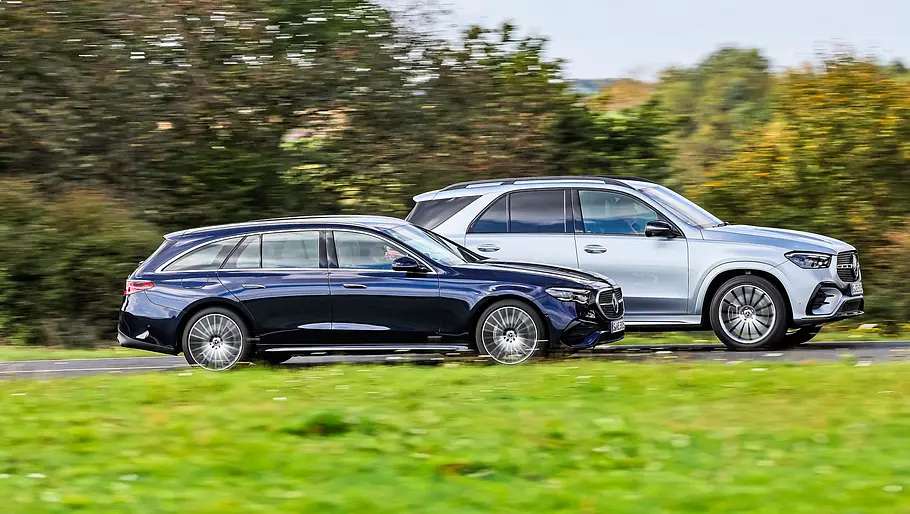 Blick von der Seite auf die fahrende Mercedes E-Klasse T-Modell und Mercedes GLC.