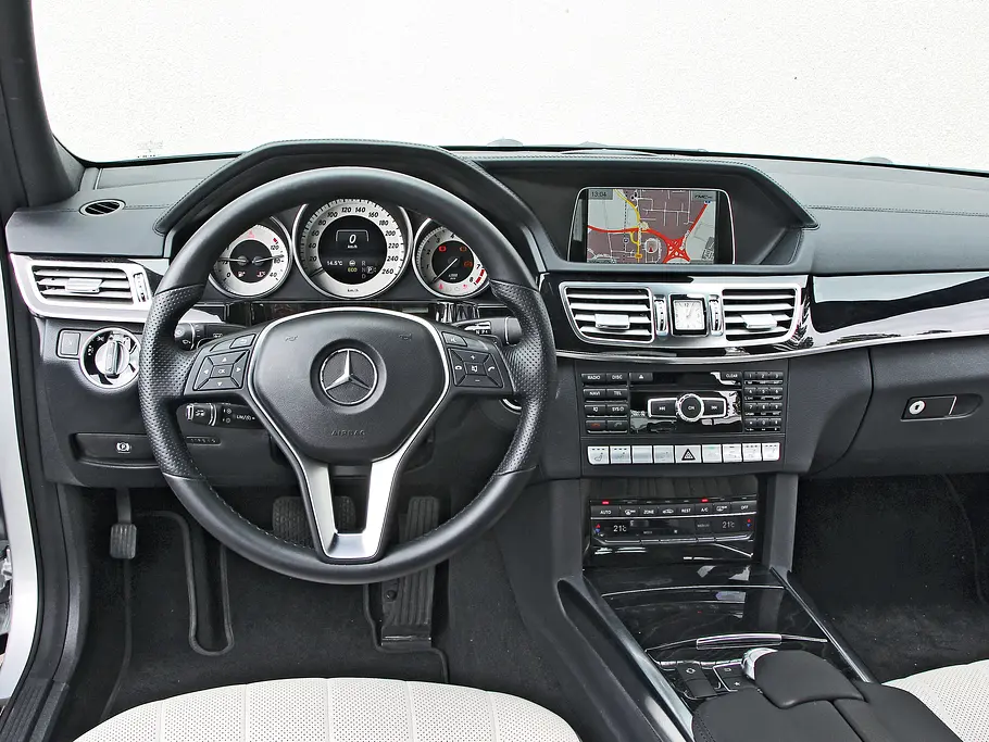 Mercedes E 250 Vergleich Bilder technische Daten Cockpit