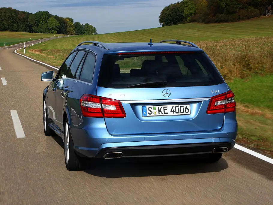 Mercedes E 350 CDI BlueEFFICIENCY T-Modell Mercedes E 350 CDI BlueEFFICIENCY T-Modell: Der Verbrauch liegt 7,0 Liter Diesel pro 100 km (Herstellerangaben)