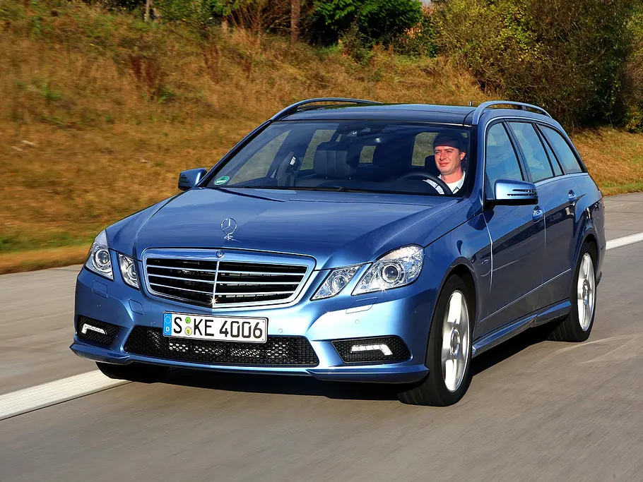 Mercedes E 350 CDI BlueEFFICIENCY T-Modell Mercedes E 350 CDI BlueEFFICIENCY T-Modell: Die neue E-Klasse zählt zu den geräumigsten Kombis
