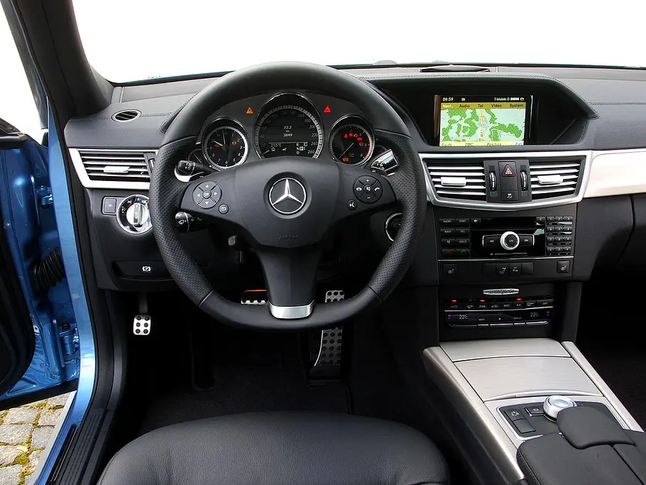 Mercedes E 350 CDI BlueEFFICIENCY T-Modell Mercedes E 350 CDI BlueEFFICIENCY T-Modell: Cockpit mit großem Tacho