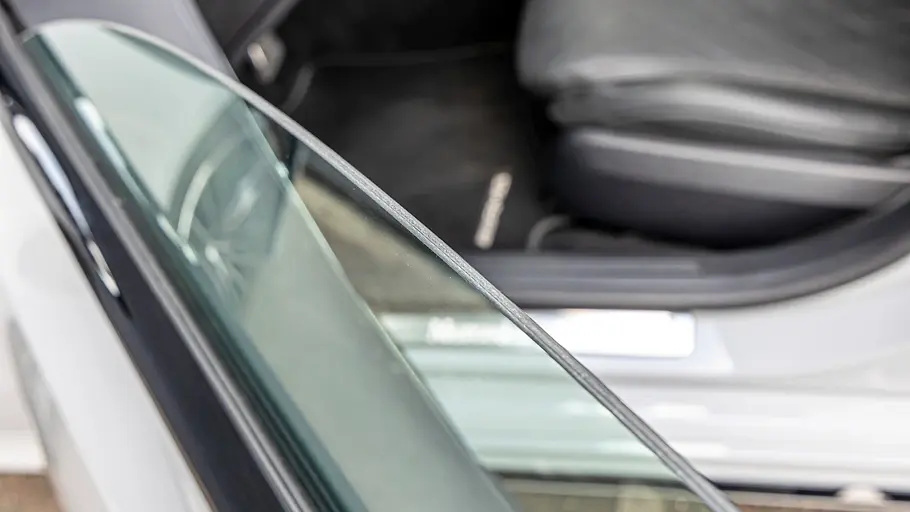 Nahaufnahme der Seitenscheibe mit Akustikverglasung an der geöffneten Tür des Mercedes E 450 d T-Modell