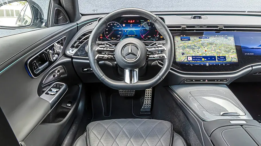 Cockpit des Mercedes E 450 d 4Matic T-Modell mit digitalen Rundinstrumenten und großem Touchscreen