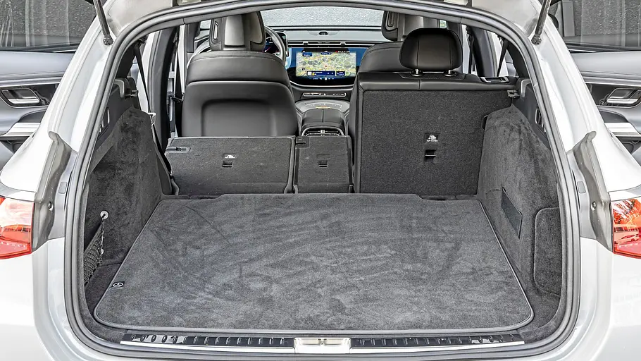Kofferraum des Mercedes E 450 d 4Matic T-Modell mit teilweise umgeklappter Rücksitzlehne