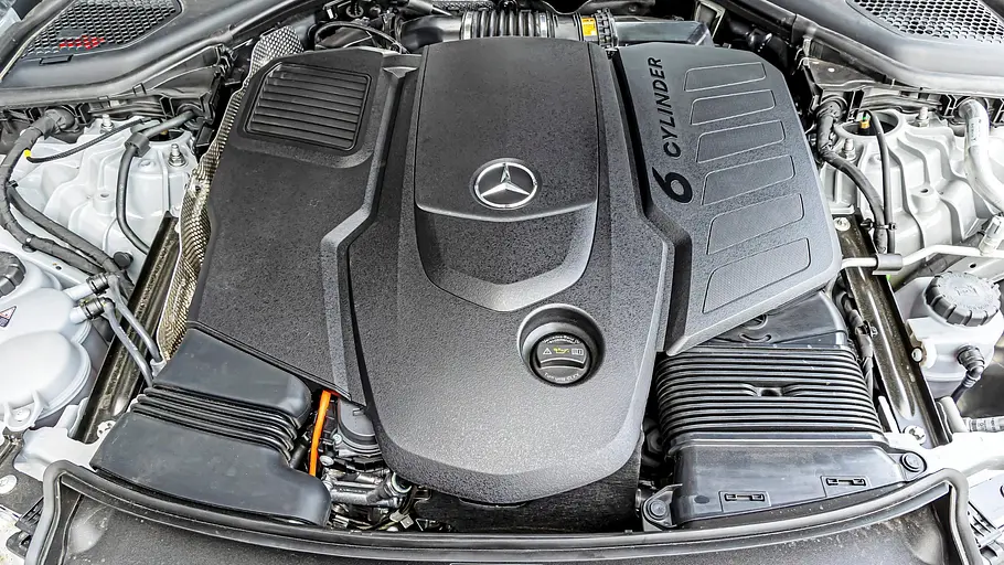 Motorraum des Mercedes E 450 d 4Matic T-Modell mit abgedecktem Sechszylinder-Diesel
