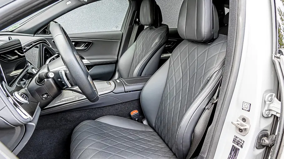 Schwarze Multikontursitze mit Rautensteppung im Mercedes E 450 d 4Matic T-Modell