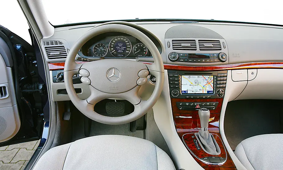 Das Cockpit des Mercedes E 500.