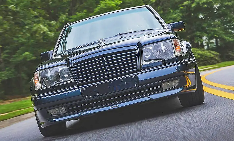 Der Mercedes-Benz E60 AMG (W124) fahrend von vorne