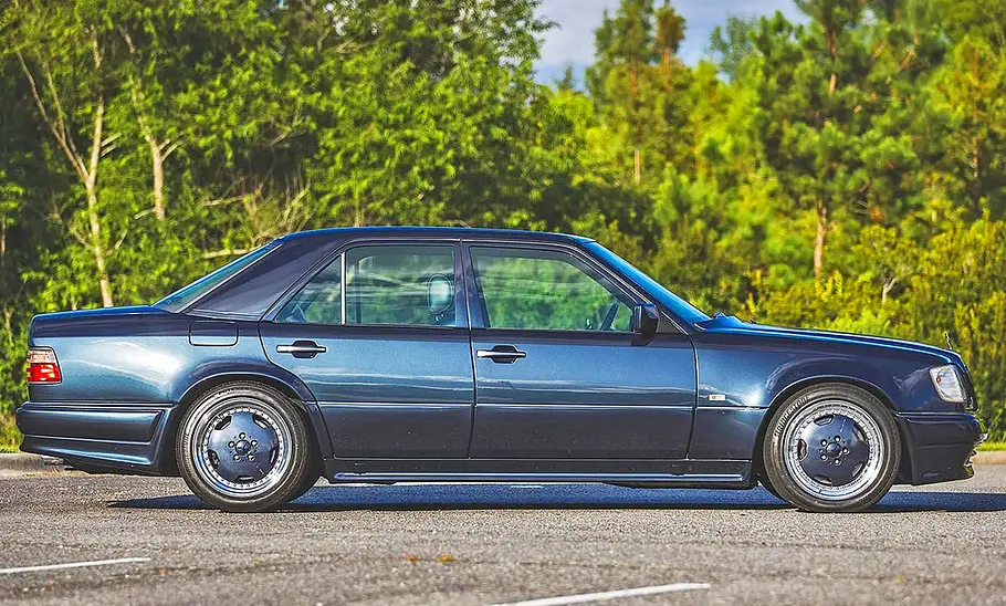 Der Mercedes-Benz E60 AMG (W124) stehend seitlich