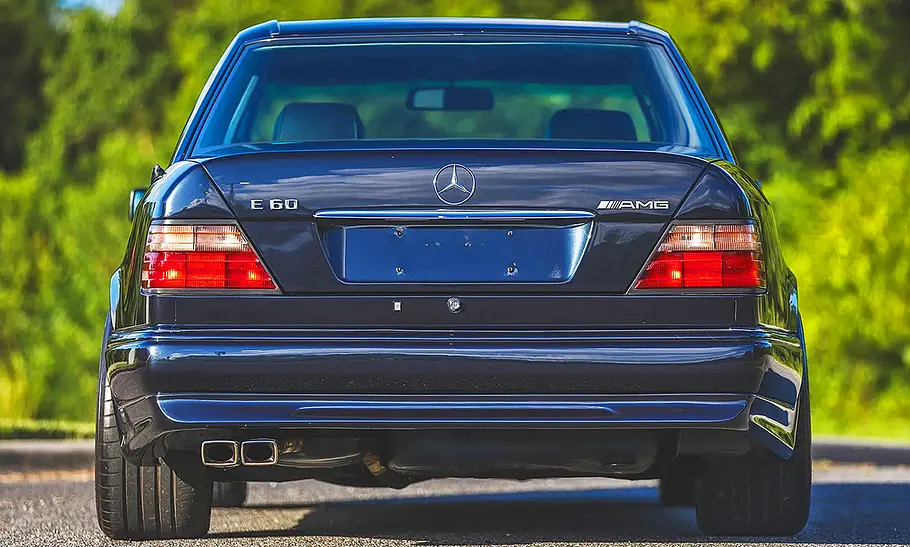 Der Mercedes-Benz E60 AMG (W124) stehend von hinten