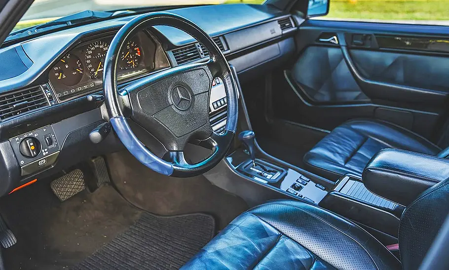 Das Cockpit des Mercedes-Benz E60 AMG (W124)