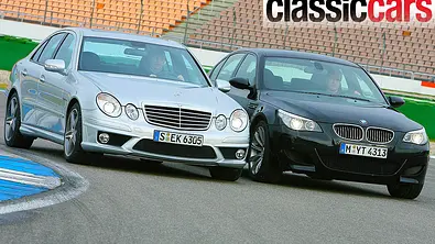 Der Mercedes E63 AMG/BMW M5 statisch von schräg vorne fotografiert. - Foto: Willy Bister