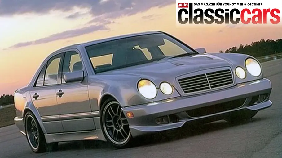 Mercedes E7.4RS Renntech statisch von schräg vorne fotografiert. 