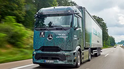 Mercedes eActros 600 (2024); fahrend, schräg vorne - Foto: Mercedes