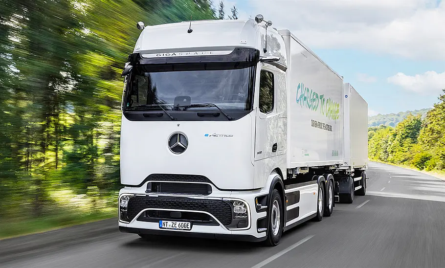 Mercedes eActros 600 (2024); fahrend, schräg vorne