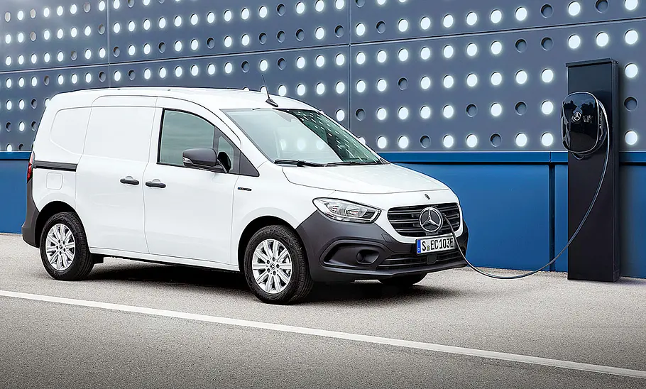 Mercedes eCitan (2023); stehend, schräg vorne an Wallbox
