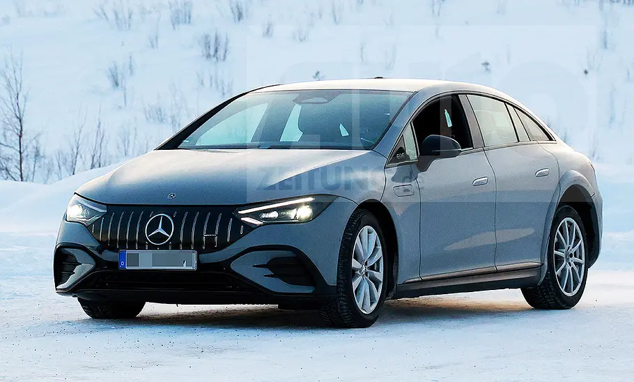 Blick von schräg vorne auf das fahrende Mule der elektrischen Mercedes E-Klasse EQ (2027).