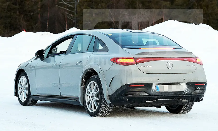 Blick von schräg hinten auf das fahrende Mule der Mercedes E-Klasse EQ (2027).