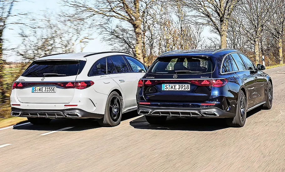Blick von schräg hinten auf den Mercedes E 300 e T-Modell und den Mercedes E 220 d 4Matic T-Modell.