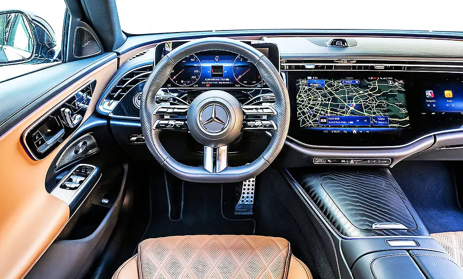 Blick auf die Armaturen im Innenraum des Mercedes E 220 d 4Matic T-Modell.