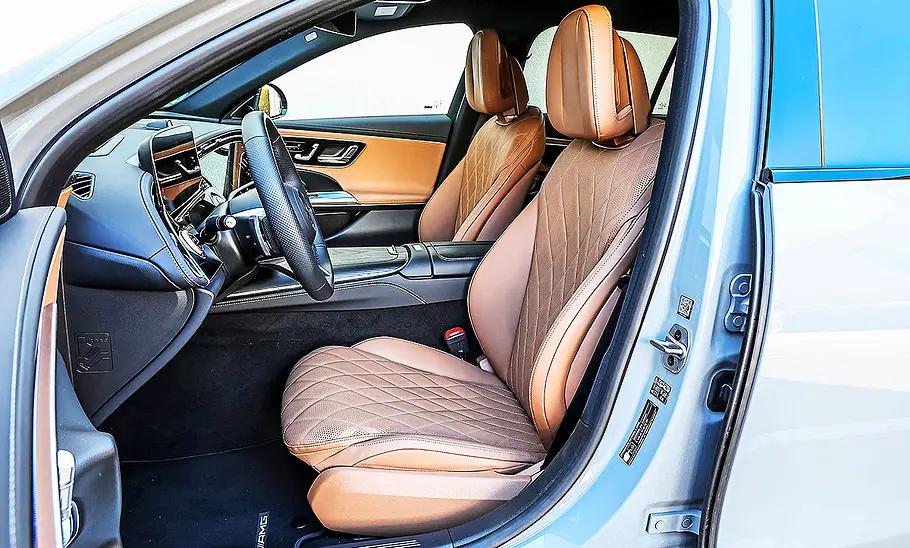 Blick auf die Vordersitze im Innenraum des Mercedes E 300 e T-Modell.
