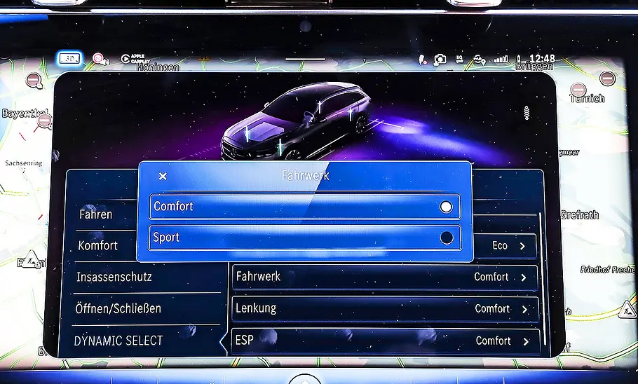 Blick auf die Armaturen im Innenraum des Mercedes E 220 d 4Matic T-Modell.