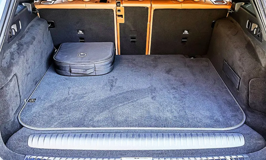 Blick in den Kofferraum des Mercedes E 300 e T-Modell.