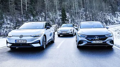 VW ID.7/Polestar 2/Mercedes EQE von vorne, auf der Straße fahrend - Foto: Daniela Loof