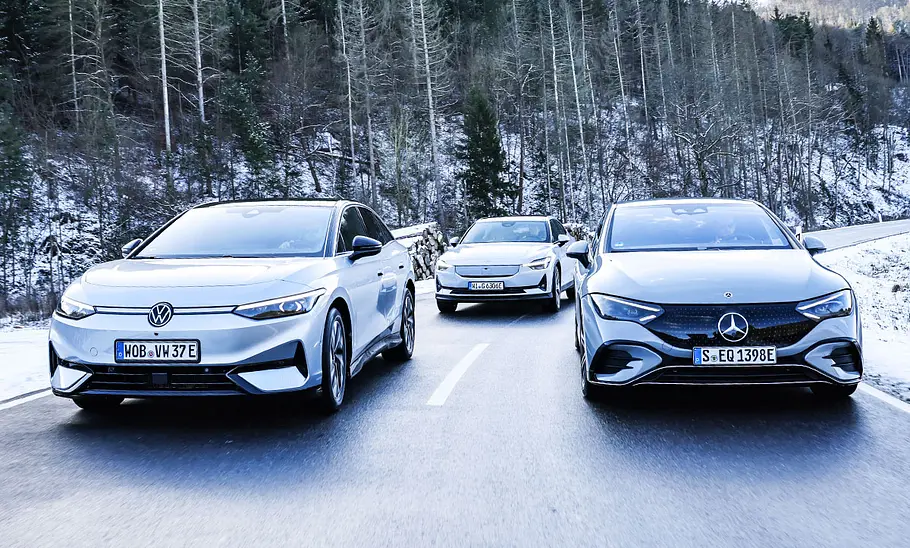VW ID.7/Polestar 2/Mercedes EQE von vorne, auf der Straße fahrend