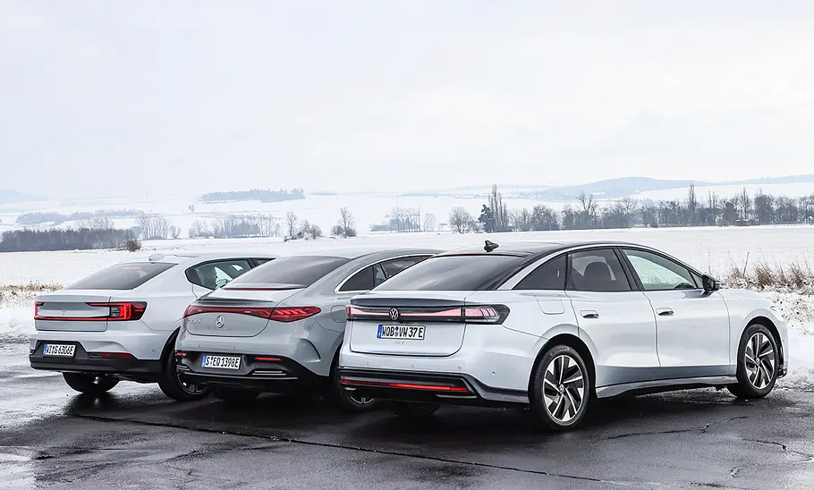 Polestar 2/Mercedes EQE/VW ID.7 stehend nebeneinander, von hinten