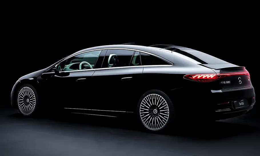 Mercedes EQS Facelift (2024) Mercedes EQS Facelift (2024); Elektroauto, Luxuslimousine, Heck-Seitenansicht