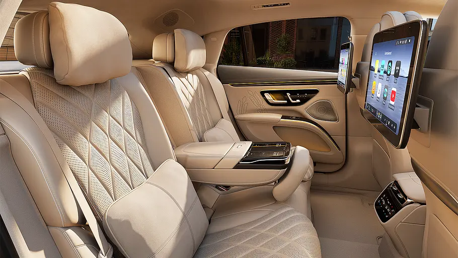 Blick in den Fondbereich des Mercedes EQS Facelift (2026).