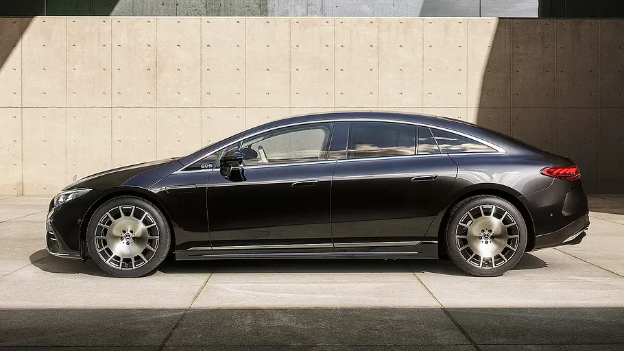 Blick von der Seite auf das Mercedes EQS Facelift (2026).