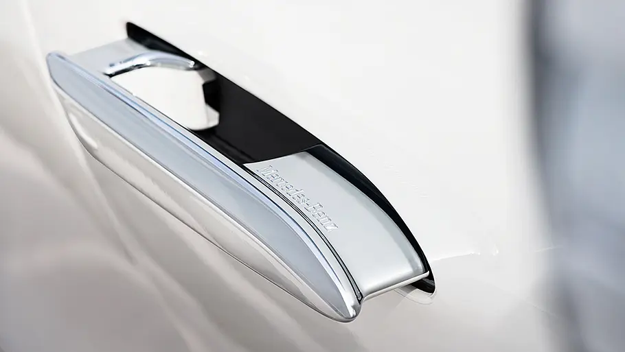 Türgriff eines Mercedes EQS SUV Der ausgefahrene Türgriff des Mercedes EQS SUV in der Detailaufnahme.