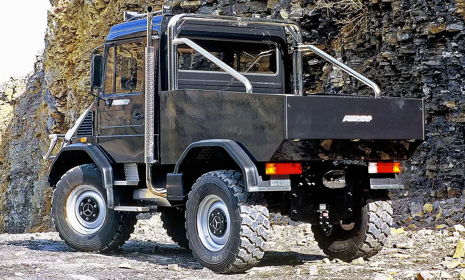 Mercedes Funmog Der Mercedes Funmog stehend von hinten.